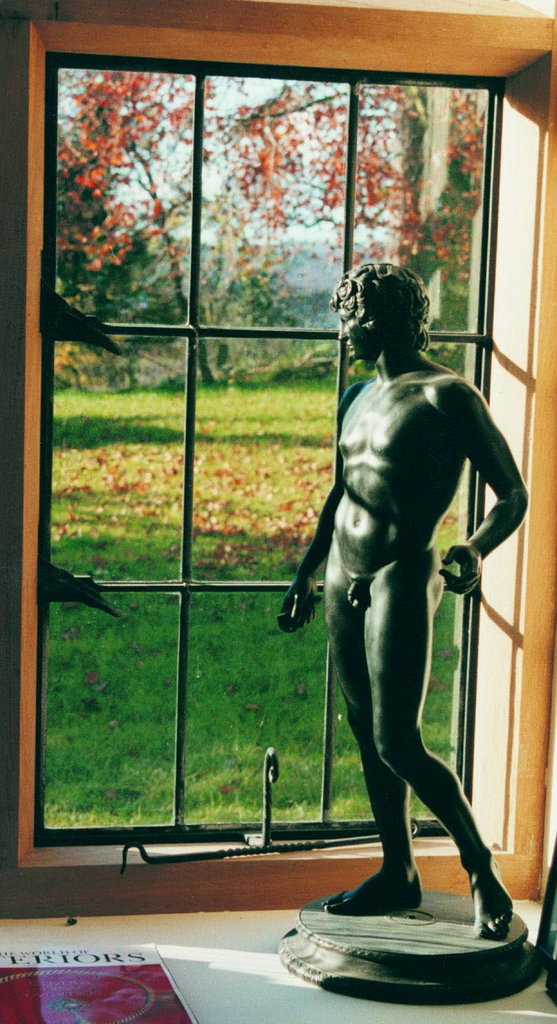 Antinous debout