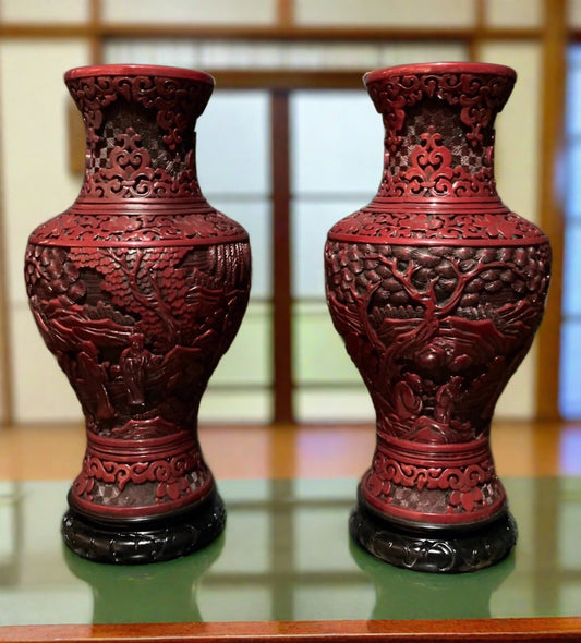 Vase Sculpté Japonais En Laque Rouge, Une Paire