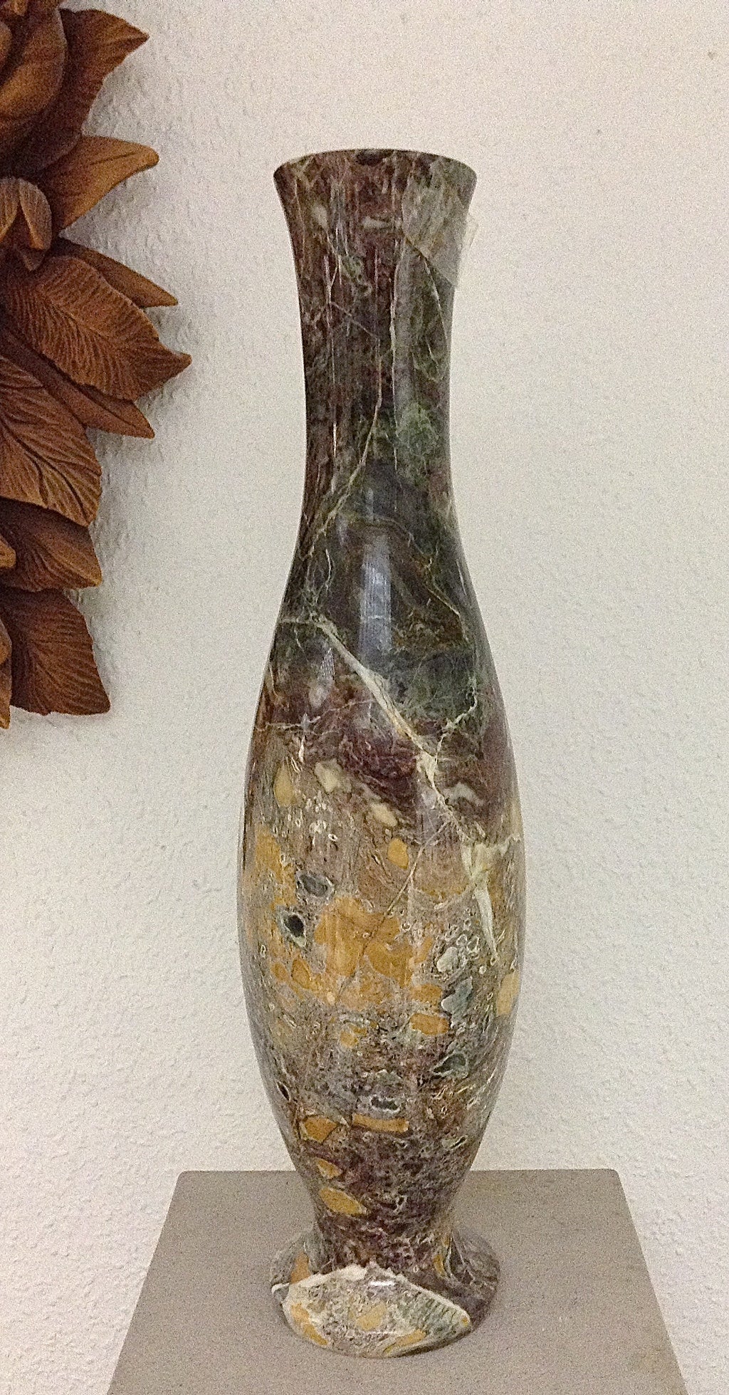 Vase en marbre paon doré.