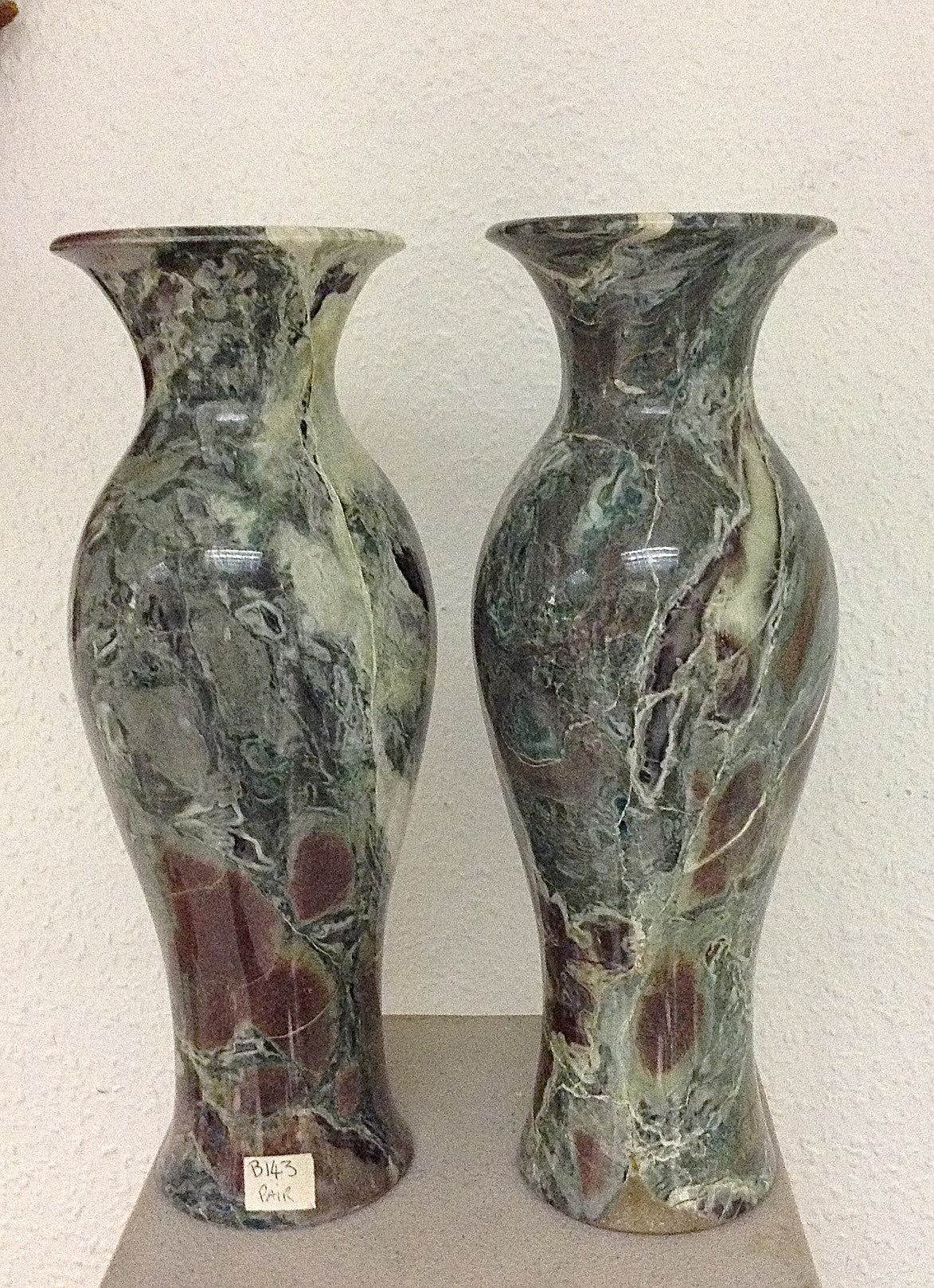 Vase en marbre émeraude platine, une paire.