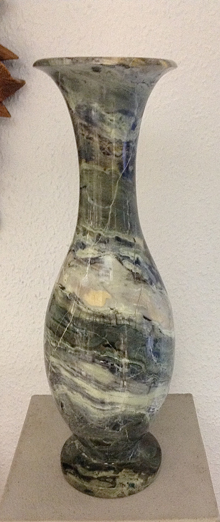 Smaragdgrüne Vase aus Platinmarmor.