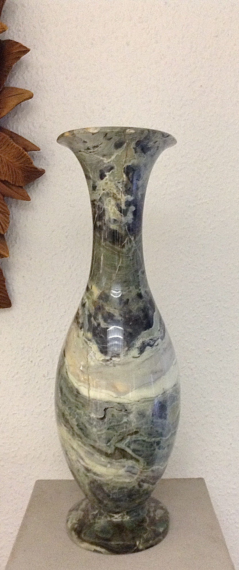 Smaragdgrüne Vase aus Platinmarmor.