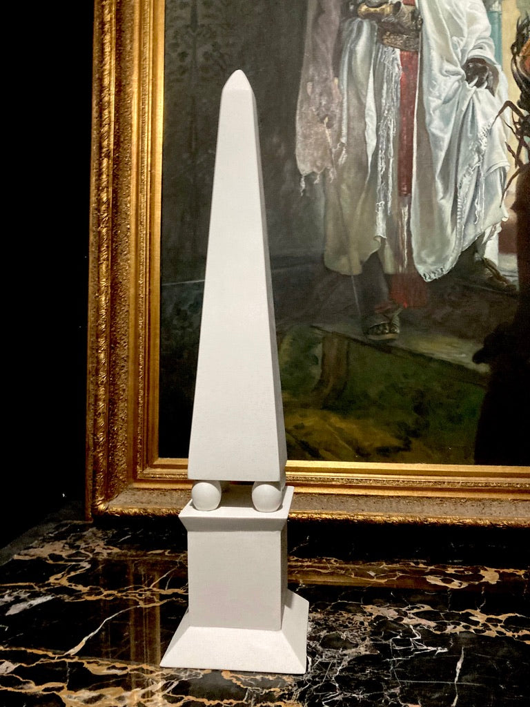 Obelisk auf vier Bällen