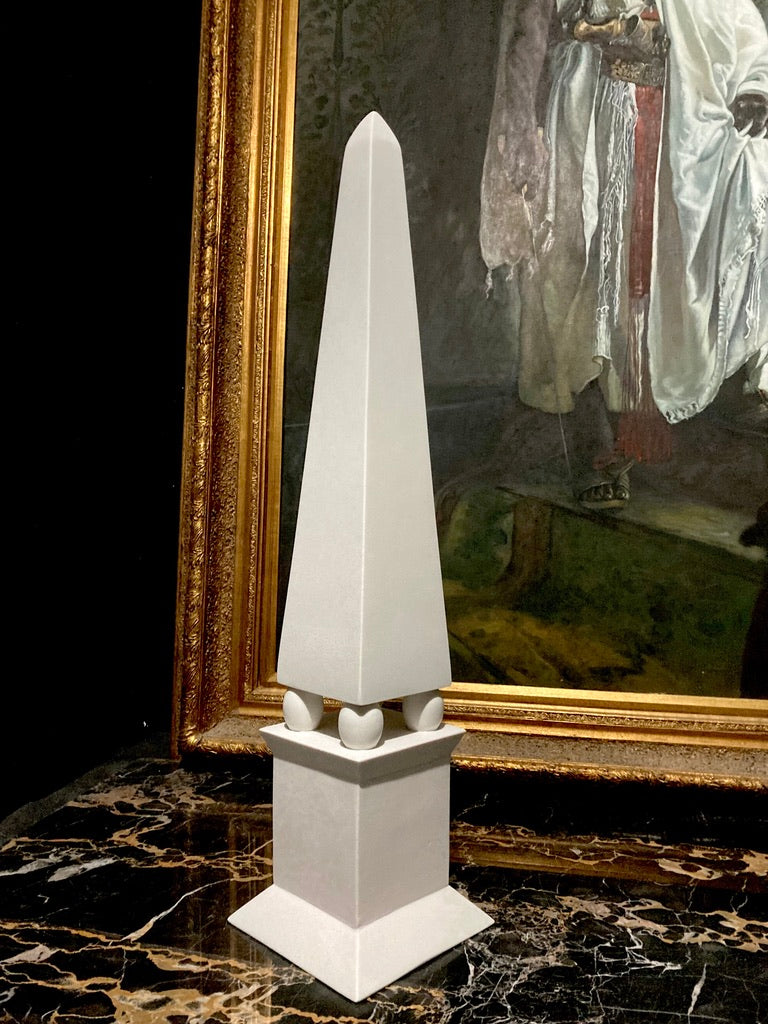 Obelisk auf vier Bällen