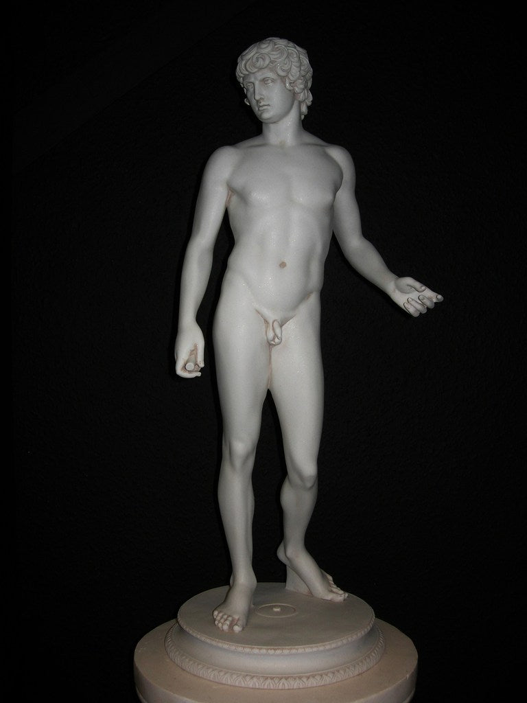 Antinous debout