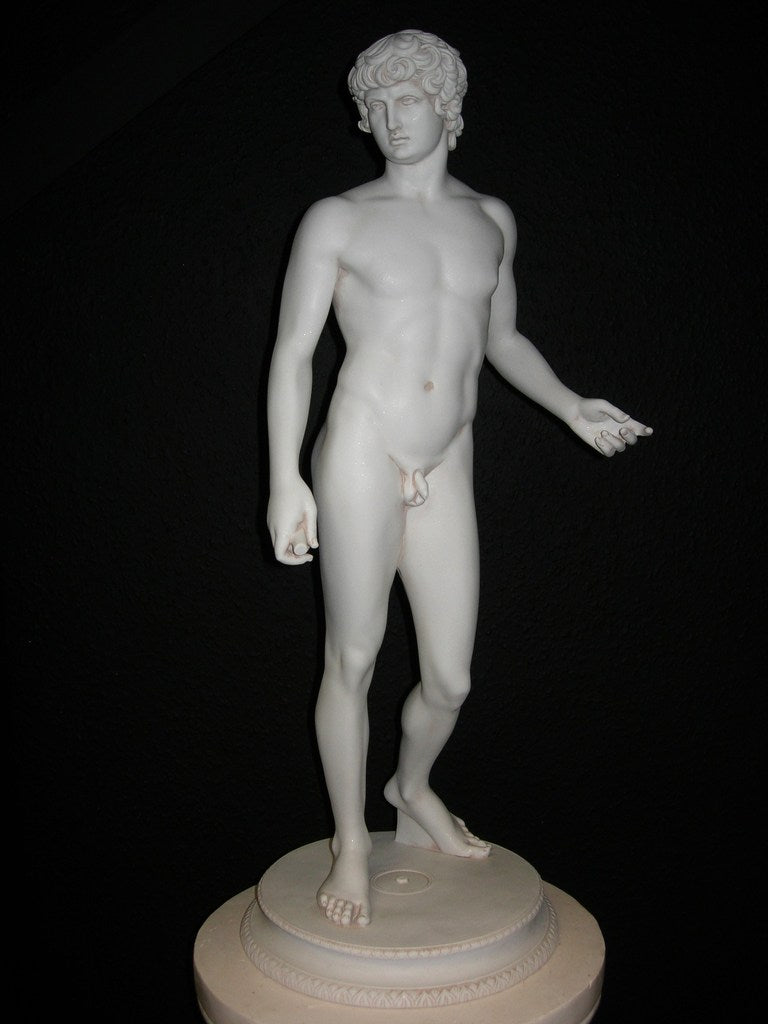 Antinous debout